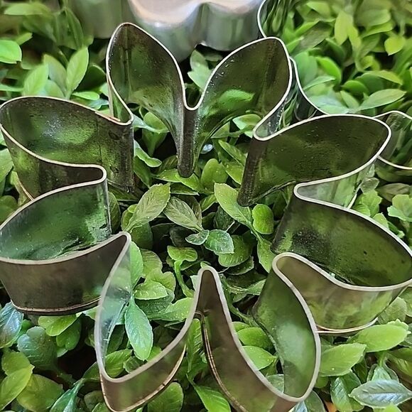 Set Of 14 Vintage To Modern Daisy/Flower Metal Cookie Cutters - Picture 4 of 9